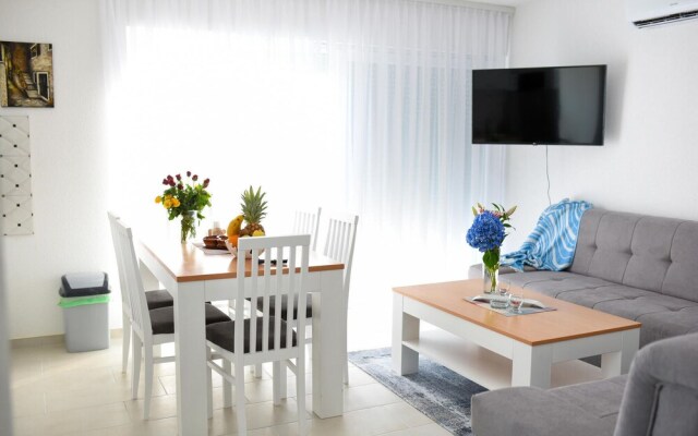 Amazing Apartment in Makarska With Wifi and 2 Bedrooms