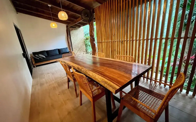 Makanas Beach Bungalows
