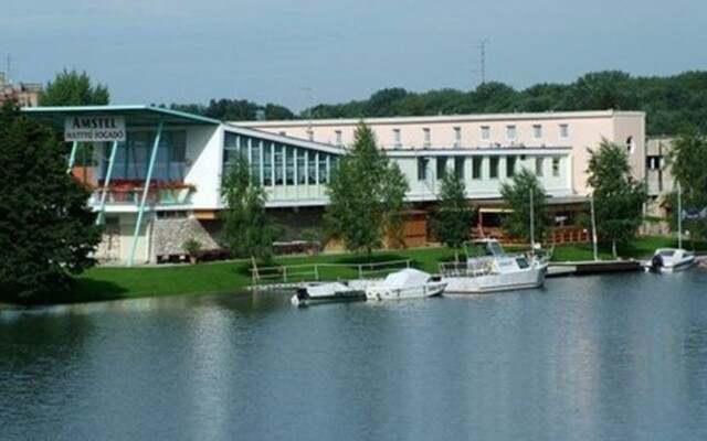 Amstel Hattyú Fogadó és Amstel Cafe & Restaurant