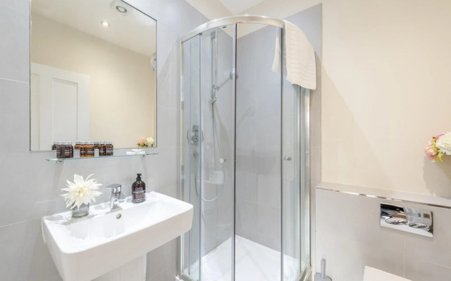 Modern Three Bedroom Apartment in Hammersmith