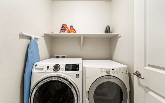 First Class Stylish Townhome Near Old Town!