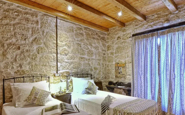 Stunning 8-bed Villa in Marmaro With Amazing View