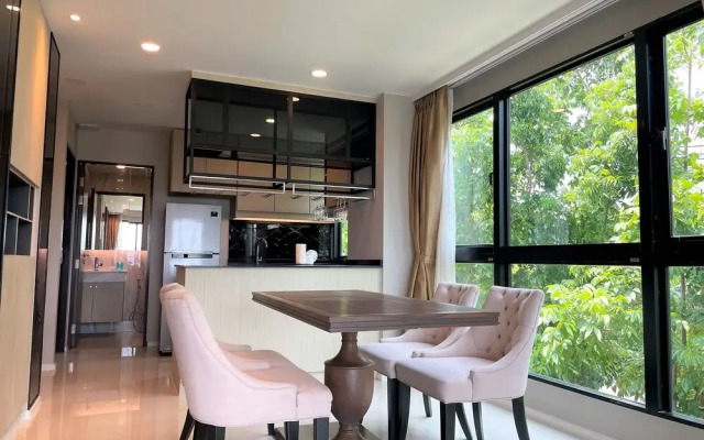 Deluxe apartment at Panora by Lofty