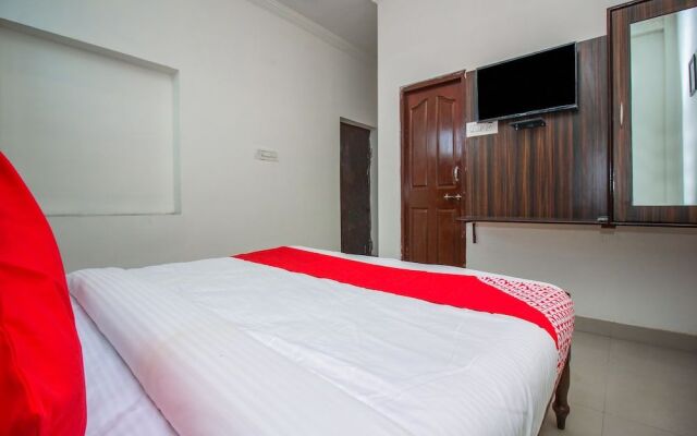 OYO 18272 Hotel Lambodar