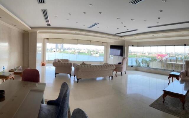 شقه على كورنيش المعادى تطل مباشرة على النيل للعائلات فقط