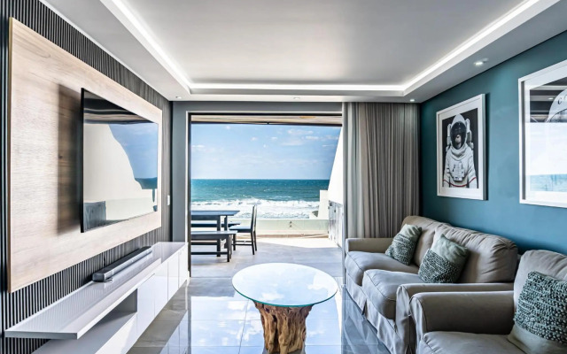 Luxurious 3 bedroom beach front apartment