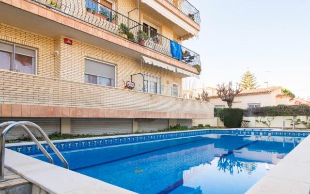 Sunny apartment 3 blocks to the beach