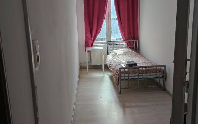 Room in Guest Room - Room In Brussels