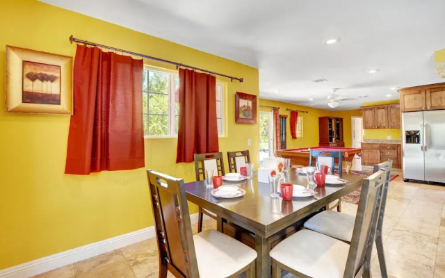 Las Vegas Elegance! Pool Table & Sparkling Pool! 3 Bedroom Home by RedAwning
