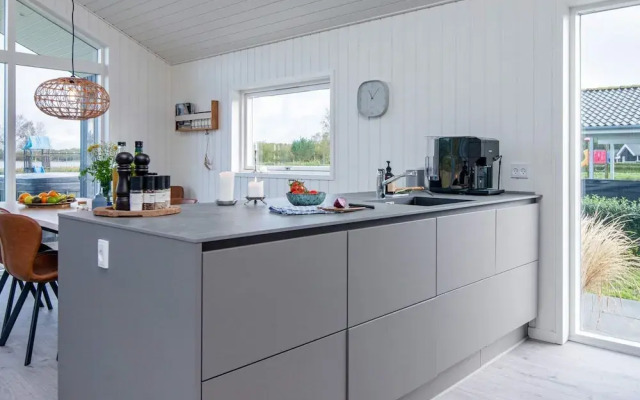 Stylish Lakeview Retreat-by Traum