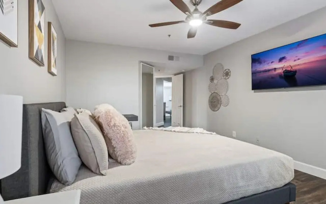 Beautiful Newly Remodeled 2-bdrm Biltmore Condo!
