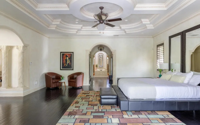 Florence by AvantStay | Estate w/ Dock & Pool | Sleeps 16