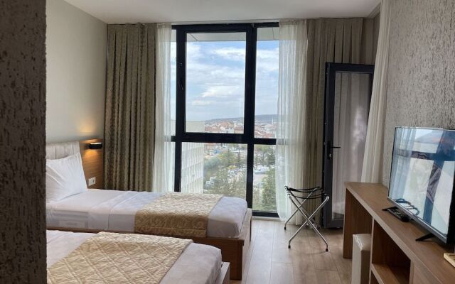 Inn Port Hotel