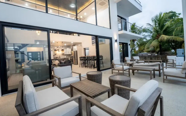 Spacious 4-bed Villa in Placencia Village w Pool