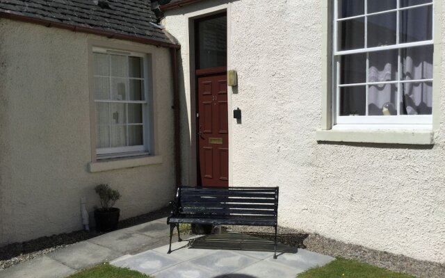 Inverness Apartments - Courtyard