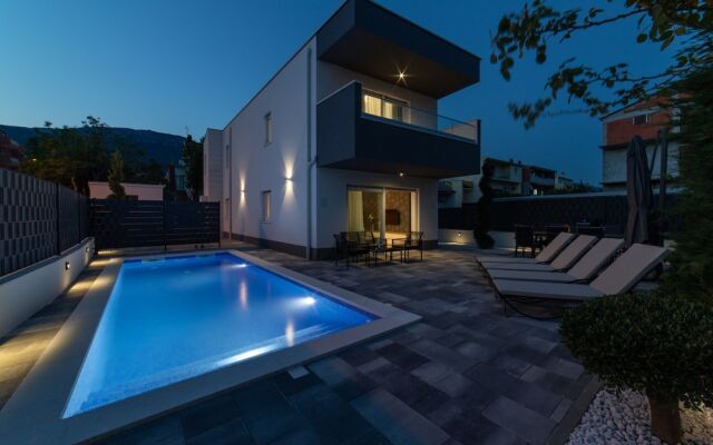 New Luxury Modern Four-bedroom Villa With Pool