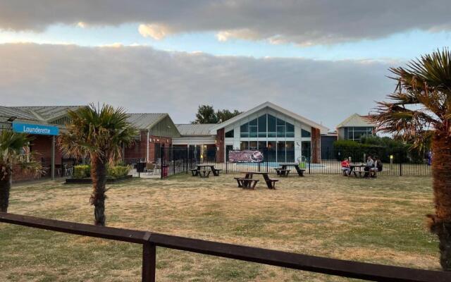 Impeccable 4-bed Caravan in Clacton-on-sea