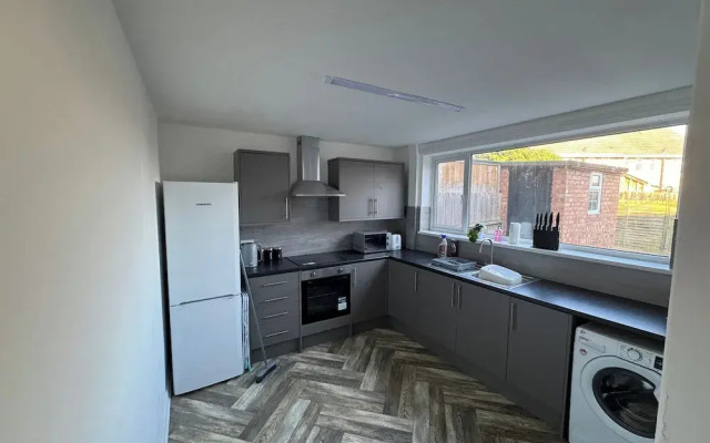 Housesleeps5-riverfront-parking-garden-contractors