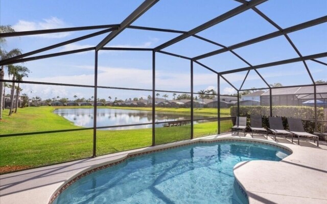 3 Bedrooms S / Lake Berkley Home by RedAwning