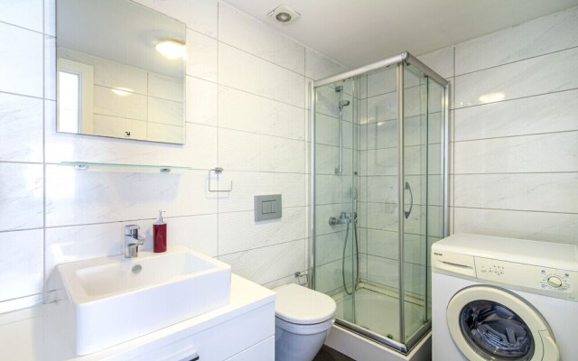 Sleek and Central Flat With Shared Pool in Sisli
