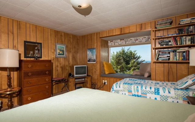 Crow's Nest by RedAwning