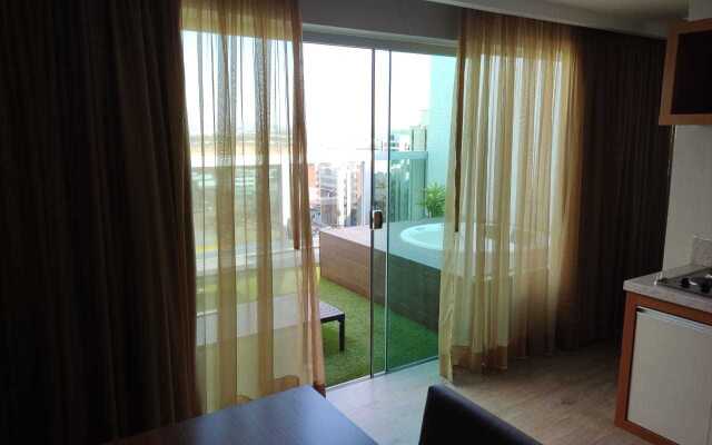 Jade Hotel