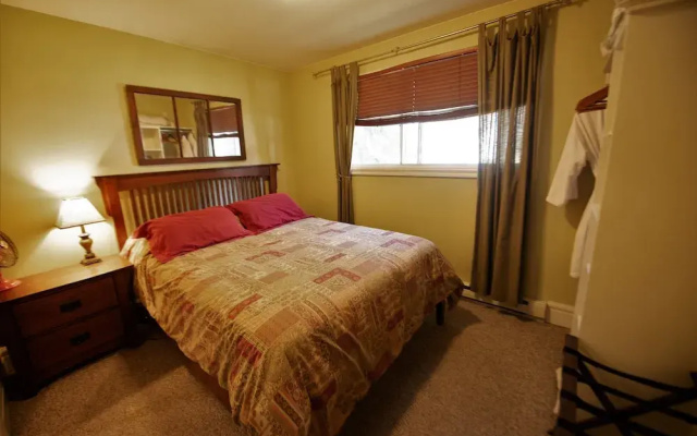 Auberge Kicking Horse Guest House