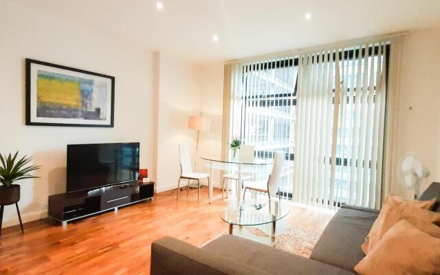 One Bed Apartment in South Quay, Canary Wharf