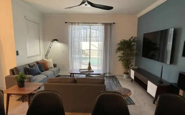 SL 4Br Walking Distance to Club