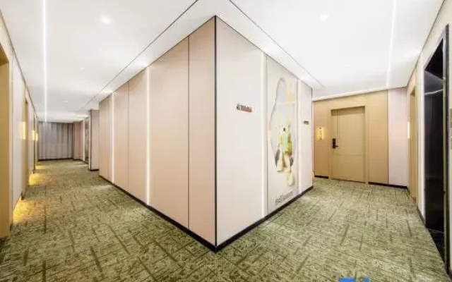 Yunqi Mercure (Guangzhou Zengcheng Zhongxin Subway Station)