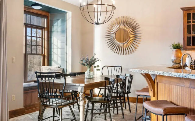 Penthouse 7 on Taneycomo - Chic Waterfront Condo!