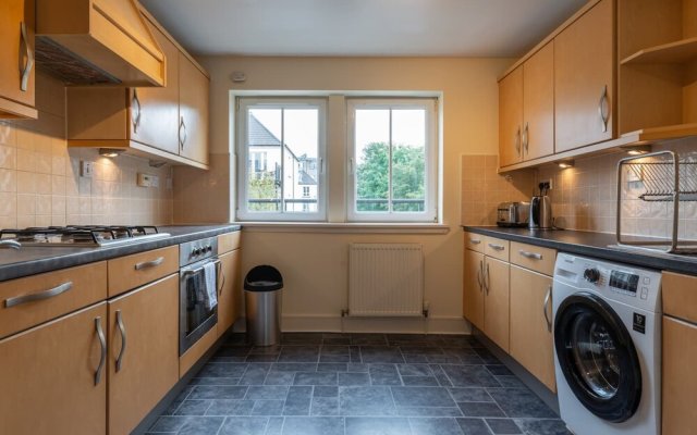 Homely 2 Bedroom Flat Close to Central Edinburgh