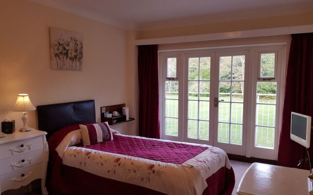 Tyrrells Ford Country Inn  Hotel