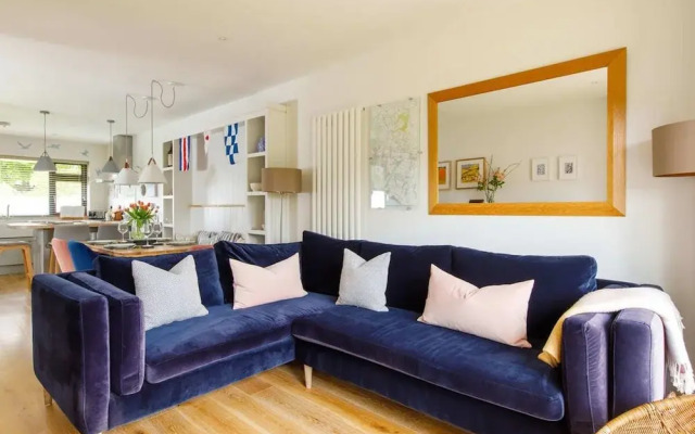 Pretty Coastal Home in Bosham Close to Water