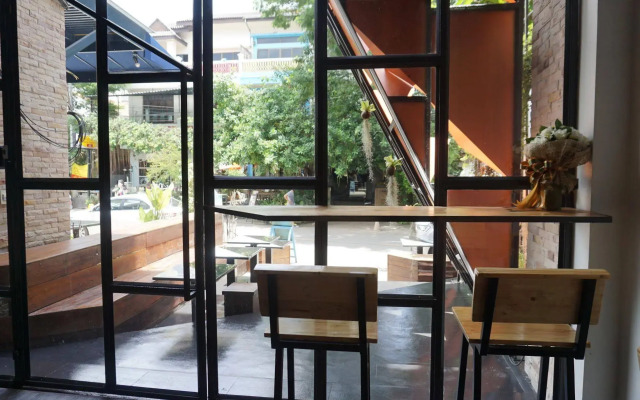 Rest Up Hostel At Nimmanhemin By Hjz