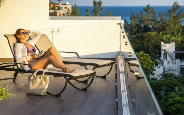 Luxury Studio Rooftop Pool and Jacuzzi