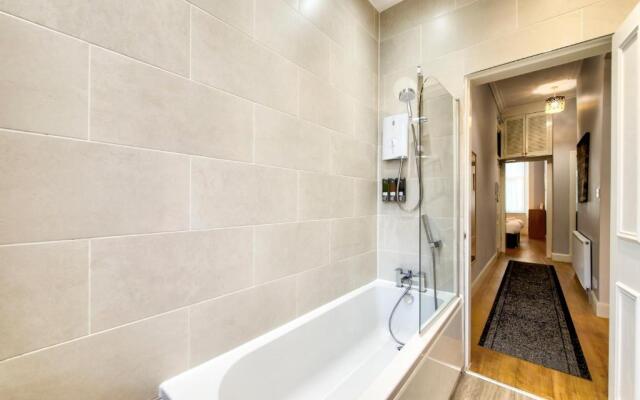 Edinburgh City Central Apartment Sleeps 6 Free Parking