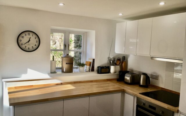 Simple Luxury in Brecon Beacons Village House