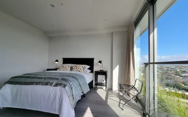 Luxe Apt w Harbour-Sunset Views -Parking