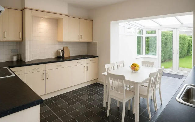 Prime 4BR Reading House & Free Parking