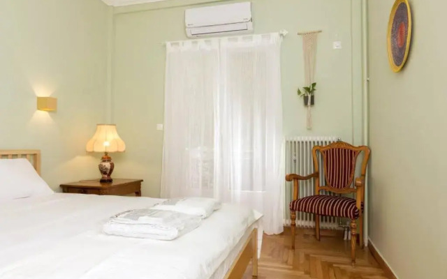 Iphigenia 2 bedroom retro downtown apartment