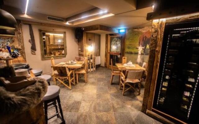 The Dragon Hotel & Thistles Pub