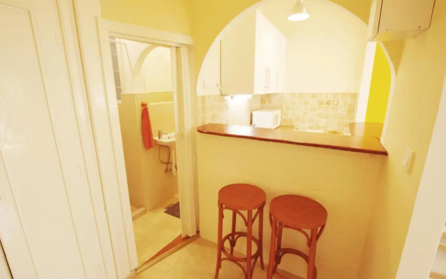 Sunny Studio with balcony in Party District