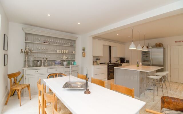 4 Bedroom Canalside Family Home in Oxford