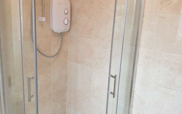 Newly refurbished 3 Bed House Near City