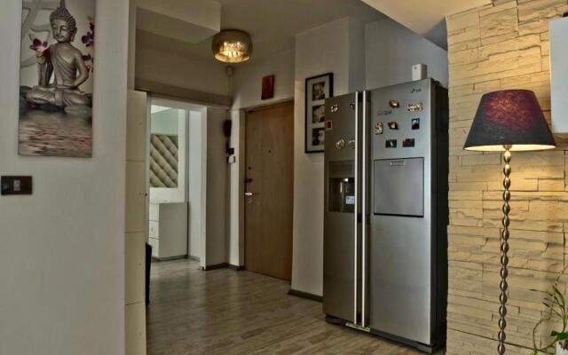 Eric Apartment 100