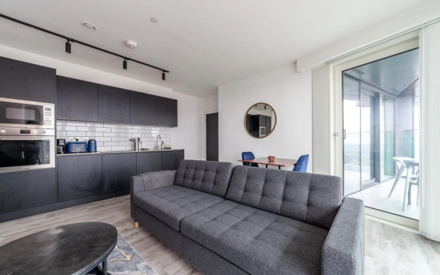 Sky-high North Acton Apartment