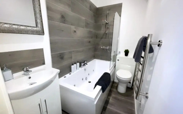 Albert Luxury Hottub and Jacuzzi Apartments