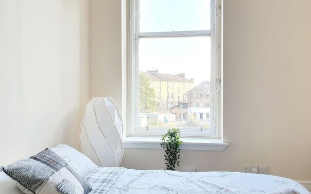 Gorgeous, Light & Airy Apartment in the Heart of the West End, Close to SEC and Hydro