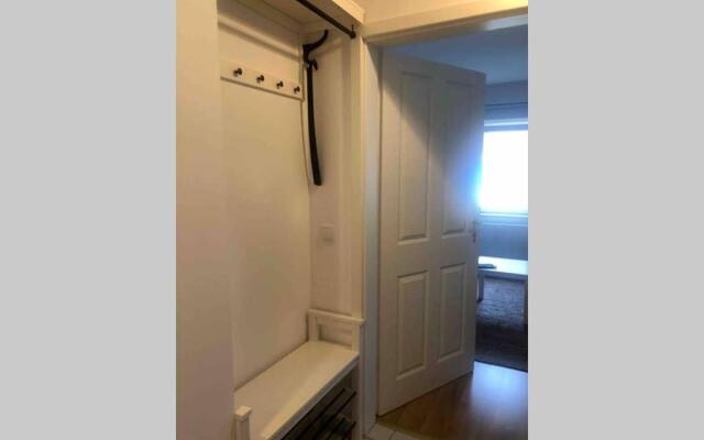 Gemütliche sanierte 1 Zimmer Wohnung mit privatem Parkplatz im Zentrum